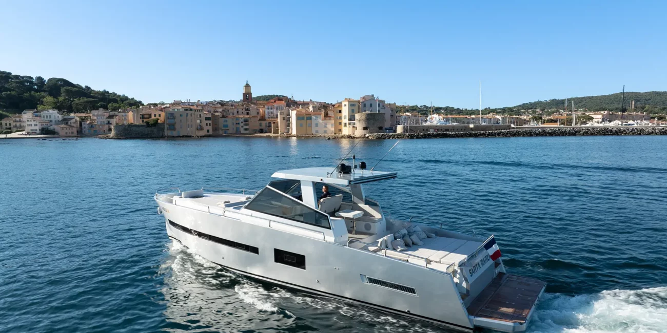 Yacht Med52 disponible en location.